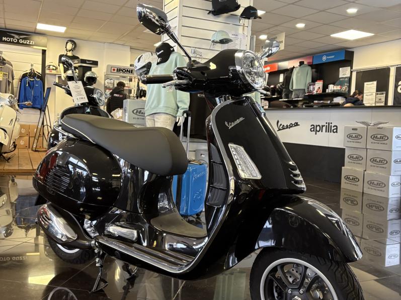 VESPA GTS 300 HPE SUPER NOIR NEUF EN DESTOCKAGE